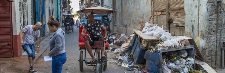 Garbage in the streets of Havana. Photo: Otmaro Rodríguez.