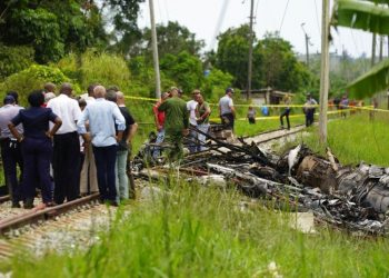 Rescue workers and Cuban authorities where the Boeing 737 of the Mexican airline Global Air fell in Havana. Photo: Ramón Espinosa / AP / Archive.