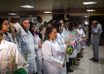 Cuban doctors wait to meet with Cuban President Miguel Díaz-Canel after landing in Havana on Friday, November 23, 2018. Photo: Desmond Boylan / AP.