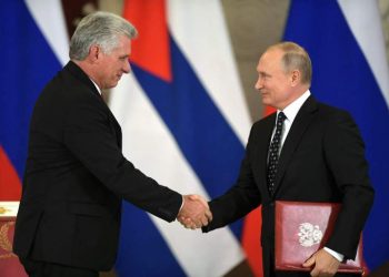 The presidents of Cuba and Russia during Miguel Díaz-Canel's visit to that country in November 2018. Photo: AP.