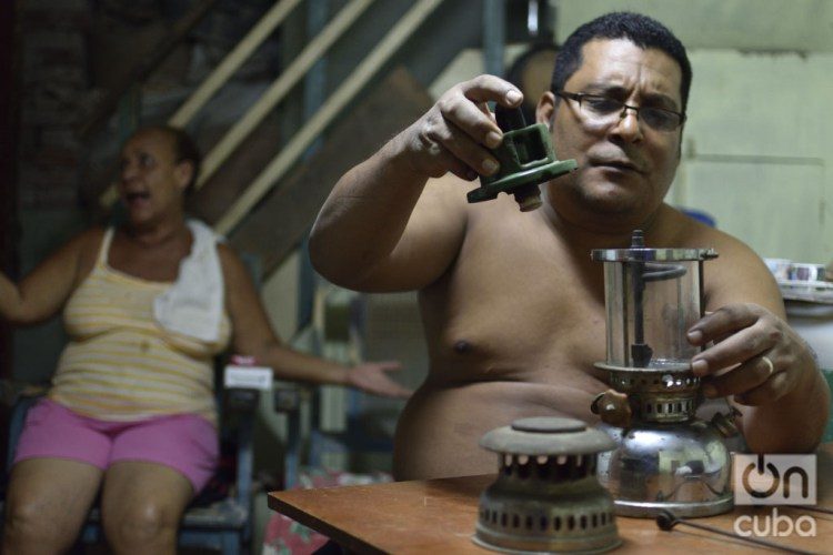 Repairing an old lantern. Photo: Otmaro Rodríguez.