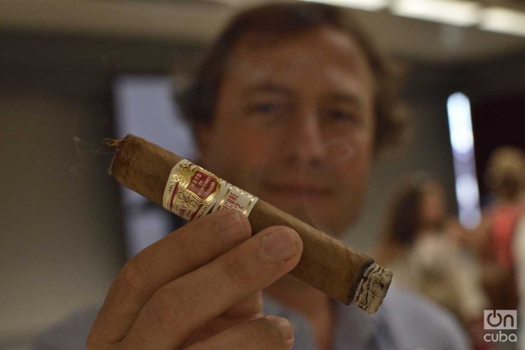 Vice President of Development of Habanos S.A. José María López Inchaurbe shows one of the famous Cuban cigars. Photo: Otmaro Rodríguez.