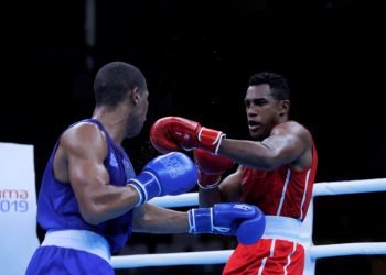 Cuban Arlen López (r) started off at a good pace at the Ekaterinburg World Boxing Championship. Photo: Christian Ugarte / EFE.