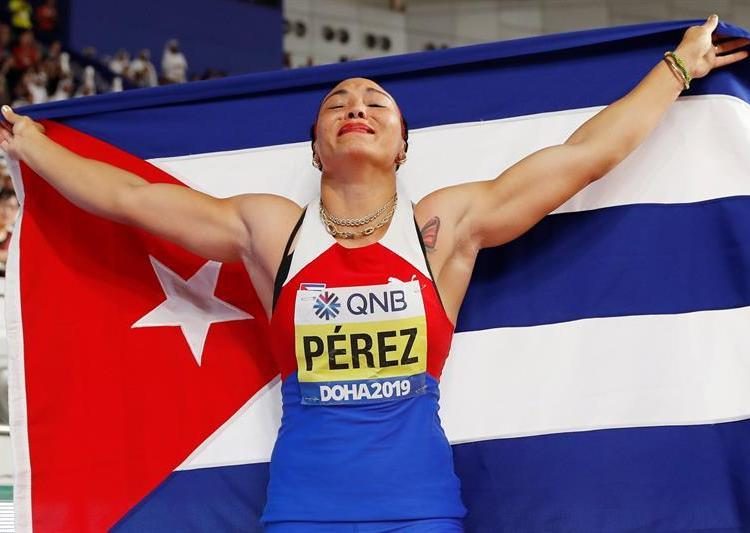 Doha crowns and elevates Yaimé Pérez. Photo: EFE / EPA / VALDRIN XHEMAJ