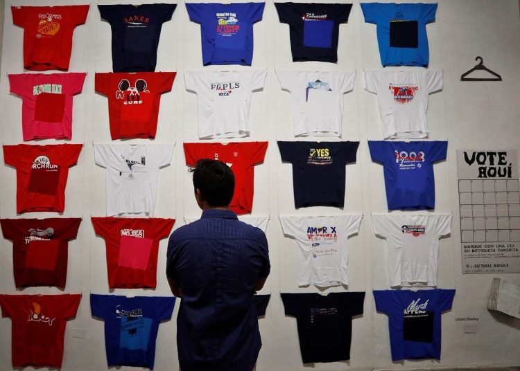 A person observes one of the works of the "Conexiones" exhibition, organized by Spaniard Concha Fontenla, in the Factoría Habana Gallery. Photo: Yander Zamora / EFE.