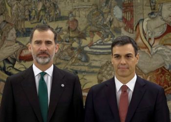 King Felipe VI and the acting president, leader of the PSOE, Pedro Sánchez. Photo: Emilio Naranjo/publico.es.