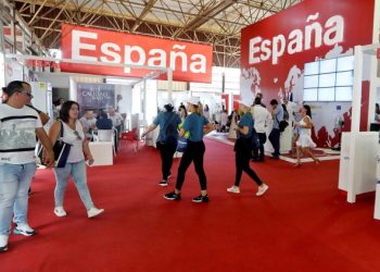 Several persons walk inside Spain’s pavilion on the first day of the Havana International Trade Fair (FIHAV 2019), inaugurated on Monday, November 4, 2019. Photo: Ernesto Mastrascusa / EFE.