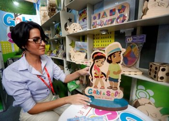 Sarilén Morales, head of the online communication team at Decorarte, the autonomous cooperative that manufactures the Gabi & Sofi line, at its stand at the 37th Havana International Trade Fair, on November 6, 2019. Photo: Ernesto Mastrascusa / EFE.