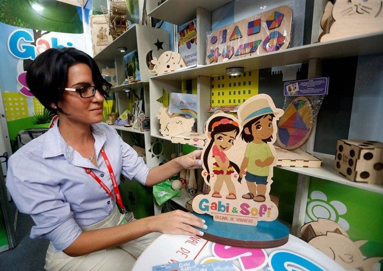 Sarilén Morales, head of the online communication team at Decorarte, the autonomous cooperative that manufactures the Gabi & Sofi line, at its stand at the 37th Havana International Trade Fair, on November 6, 2019. Photo: Ernesto Mastrascusa / EFE.