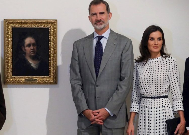 The king and queen of Spain, Felipe VI and Letizia, pose in front of Goya's Self-Portrait, during the visit to the Museum of Fine Arts in Havana. Photo: Juan Carlos Hidalgo / EFE.