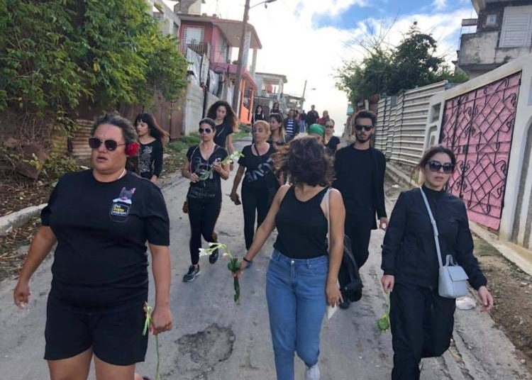 March of Cuban activists for animal rights protesting the violent death of a dog in Guanabacoa,
Havana. Photo: Valia Rodríguez / Facebook.