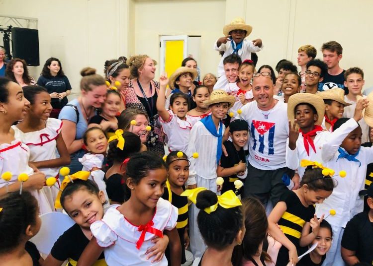 Teacher Carlos Lazo and his students from Seattle share with Cuban children from La Colmenita. Photo: Courtesy of the Author.