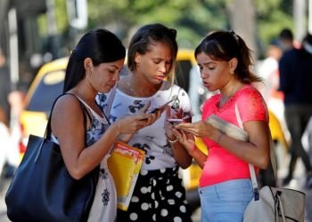 A group of women use their cell phones this Friday, in Havana. Photo: Yander Zamora / EFE.