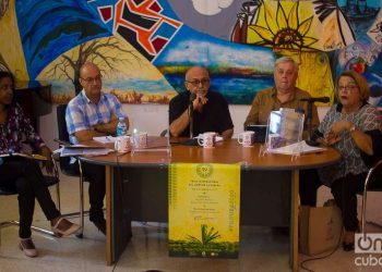 Colloquium at the Casa del Alba on Cuba-U.S. relations, at the Havana International Book Fair. Photo: Otmaro Rodríguez