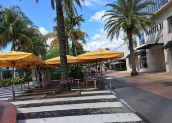 View of the Lincoln Road shopping street in Miami Beach, with all businesses closed. Photo: EFE / Ivonne Malaver