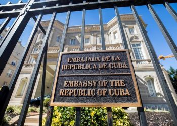 Facade of the Cuban embassy in Washington. Photo: Jim Lo Scalzo / EFE.