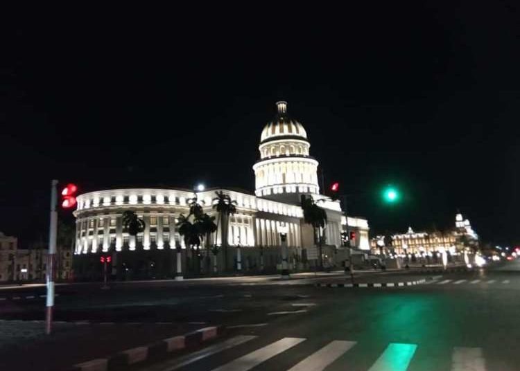 This area of Havana at night, completely empty. A rare sight. Photo: Juan Carlos Petrirena.