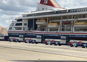 Buses in front of the British cruise ship MS Braemar, with five confirmed cases of COVID-19, for the transfer of its passengers after it docked on the morning of this Wednesday, March 18, 2020 in the port of Mariel, west of Havana. Photo: ACN / Facebook.