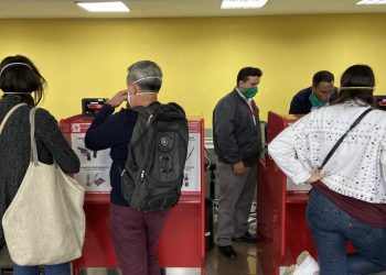 On March 2, the correspondent in Cuba of the Reuters agency published this photo on her Twitter account “No case of coronavirus had not been confirmed yet, but at the airport the staff is obliged to wear facial masks, and many travelers also use them.”  Photo: @reuterssarah