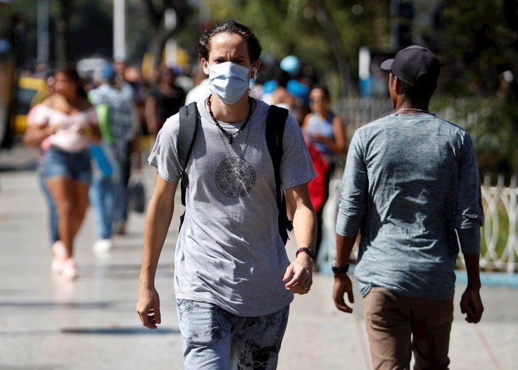 A Cuban uses a facemask as a measure against the coronavirus in Havana, after the report of confirmed cases on the island. Photo: Yander Zamora / EFE.