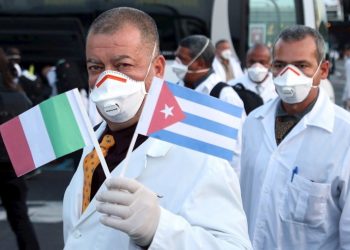 Cuban doctors and nurses after their arrival at Malpensa airport, Italy, to help in the confrontation against the COVID-19 pandemic, on March 22, 2020. Photo: Mateo Bazzi / EFE.