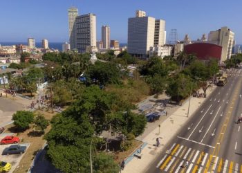 The area of Coppelia ice cream parlor in Havana's Vedado was empty after indications to stay home to limit the spread of the coronavirus. Photo: Naturaleza Secreta de Cuba.