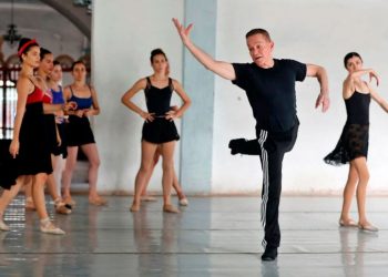 Richard Dickinson in the rehearsal of “Romeo and Juliet,” a Verb Ballets and Prodanza production. Photo: EFE