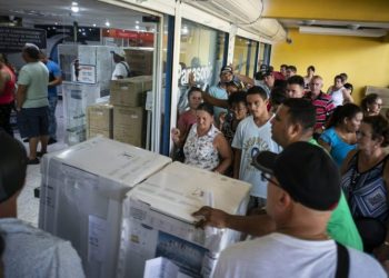 People at the entrance of a store in Havana selling household appliances in freely convertible currency. Photo: AP / File.