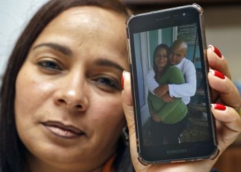 Yarelis Gutiérrez Barrios holds a cell phone with the photograph of her and her couple Roylan Hernández Díaz, an asylum seeker in the United States who committed suicide in a cell in Louisiana. Photo: Chris O'Meara / AP.