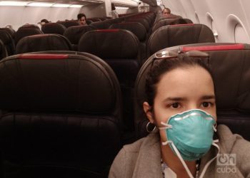 A half-empty plane was flying from Miami to Havana on March 24, just when the 14-day isolation measure came into effect for all those who arrived in the country from that day on. Photo: Mónica Rivero.