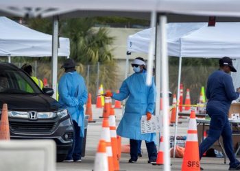 A group of nurses and doctors carry out coronavirus tests at a drive-through site at the Hard Rock Café in Miami. EFE/Cristobal Herrera