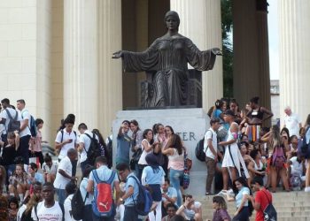 Cuban youths on the steps of the University of Havana. Photo: Radio Reloj.