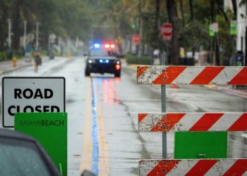 While waiting for the opening of beaches in Miami Beach, the streets are still flooded due to four days in a row of downpours. Photo: Cristóbal Herrera/EFE.