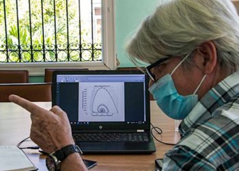 The dean of the Faculty of Mathematics of the University of Havana, Raúl Guinovart, shows the models for an endemic phase of COVID-19 in Cuba. Photo: cubadebate.cu