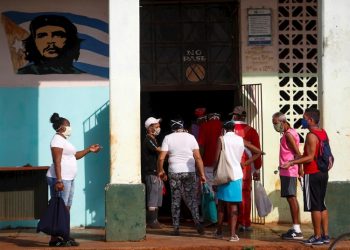 A group of people line up to buy in an agricultural market, this Monday in Havana. (Cuba) EFE/Yander Zamora