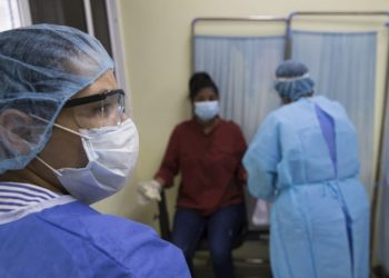 A nurse performs a rapid test to detect COVID-19 this Tuesday, at the Luis Morillo King Regional Hospital, in La Vega, about 98 km from Santo Domingo (Dominican Republic). EFE/Orlando Barría