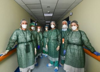 Cuban professionals in Lombardy. Roberto Arias, third from the right. Photo: AFP/MIGUEL MEDINA, via: Loop News.