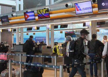A group of 83 Cubans stranded in different regions of Ecuador returned to the island on a humanitarian flight managed by the Caribbean diplomatic authorities in the Andean country. Photo: Taken from Prensa Latina.