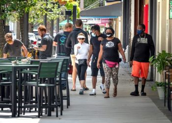 Despite the increase in COVID-19 cases, compliance with protection measures in Miami is irregular. Photo: Cristóbal Herrera/EFE.