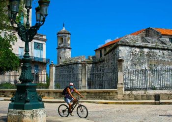 A cyclist using a facemask passes through the surrounding area of the Castillo de la Real Fuerza, in Old Havana, during the coronavirus pandemic. Photo: Otmaro Rodríguez.