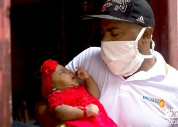 Rainier Bonne Espinosa and his baby girl Ambar Bonne Barcelay. Photo: Otmaro Rodríguez