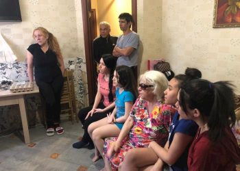 In the image, clockwise: Cubans Idalmis Moreno, Juan José Valdés, Leinier Valido, Yuneisi Companioni, Melodi Valdés Companioni, Martha Batista Pérez, Natalia Valdés and Thalía Valdés, pose in a house in Moscow. Photo: EFE/Fernando Salcines.