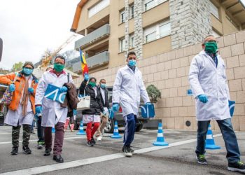 Members of the Cuban medical brigade in Andorra, after their arrival in that small European country to combat the coronavirus pandemic. Photo: Diario de Andorra.