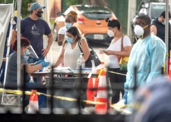 A group of people line for the COVID-19 test carried out by the Florida National Guard in North Miami. Photo: CRISTOBAL HERRERA/EFE.