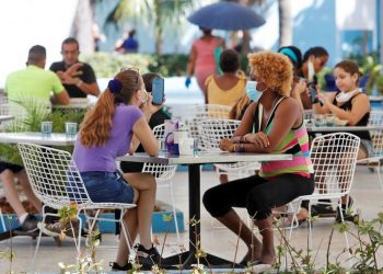 Several people eat ice cream this Friday, July 3, 2020 at Coppelia, during the first day of the ice cream parlor’s reopening in Havana since the coronavirus pandemic began. Photo: Yander Zamora/EFE.