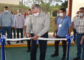 Cuban President Miguel Díaz-Canel (c) inaugurates a synthetic peptides production plant at the Center for Genetic Engineering and Biotechnology (CIGB) in Havana, on July 30, 2020. Photo: Presidencia Cuba/Twitter.