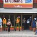 Buyers and police outside La Cubana store, on Reina Street in Havana, one of the new stores that started selling items in freely convertible currency this Monday, July 20, 2020, as part of the Cuban government’s new economic measures. Photo: Otmaro Rodríguez.