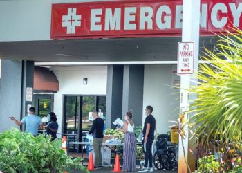 People wait outside Hialeah Hospital in Florida. EFE/CRISTOBAL HERRERA-ULASHKEVICH