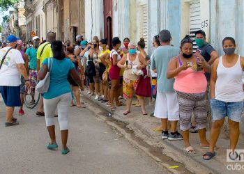 People gather waiting in line in Havana during the coronavirus second outbreak. Photo: Otmaro Rodríguez.