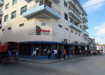 Line at the El Níckel store in Holguín. Photo: Ahora.